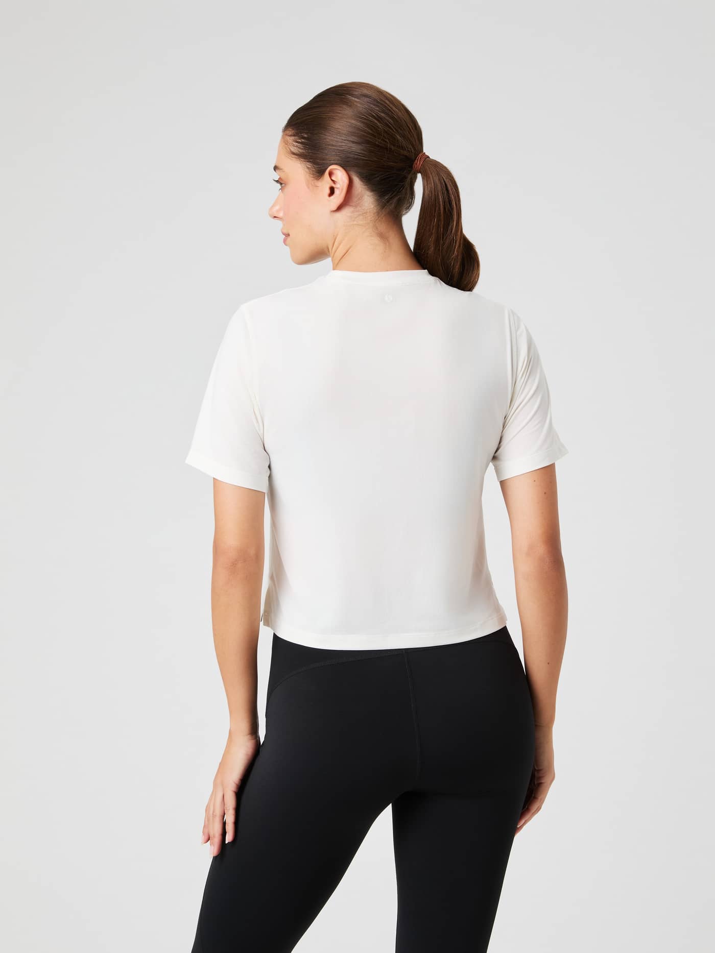 Achteraanzicht van het Borg Cropped T-Shirt in Tofu (Wit), met een flatterende pasvorm voor training. - Image 2