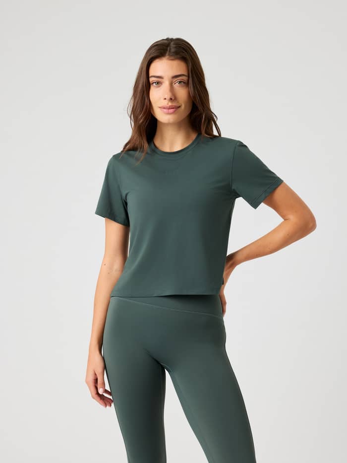 Lichtgewicht Borg Cropped T-Shirt in Urban Chic (Groen) met bijpassende trainingslegging in vooraanzicht.