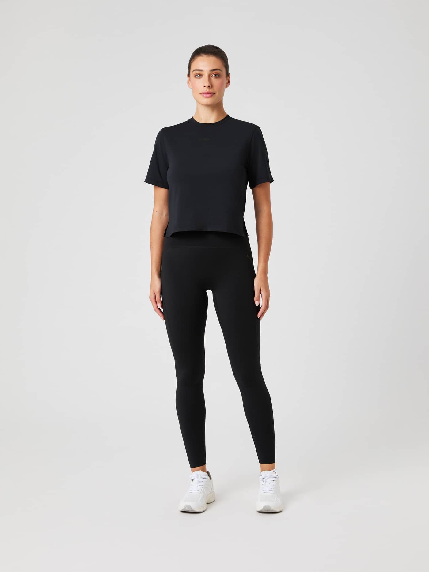 Borg Cropped T-Shirt i Black Beauty (Svart) til trening, sett forfra med ton-i-ton logo og matchende leggings. - Image 3