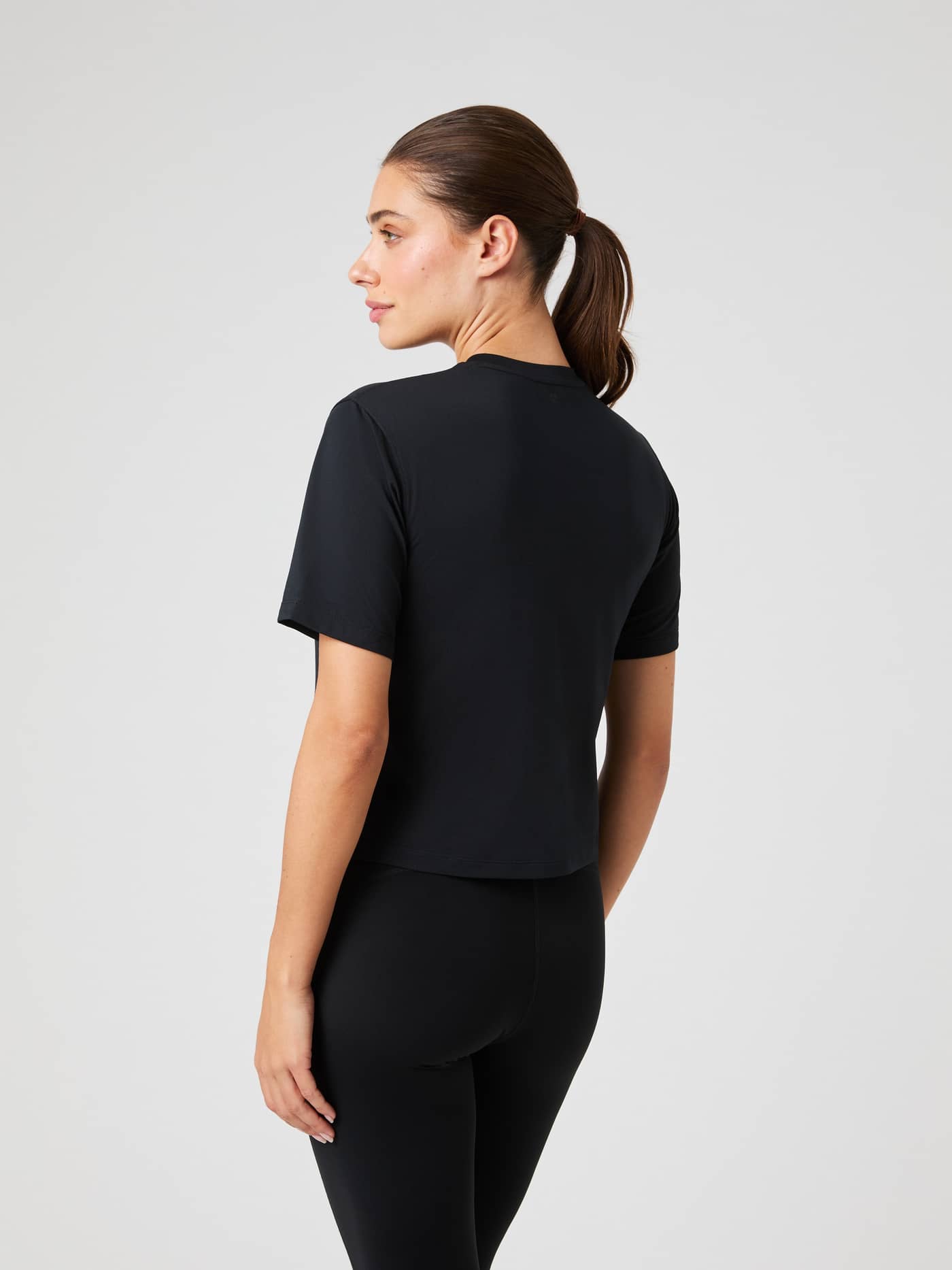 Borg Cropped T-Shirt i Black Beauty (Svart) sett bakfra, stilfull treningstopp med svart logo og flatterende passform. - Image 2