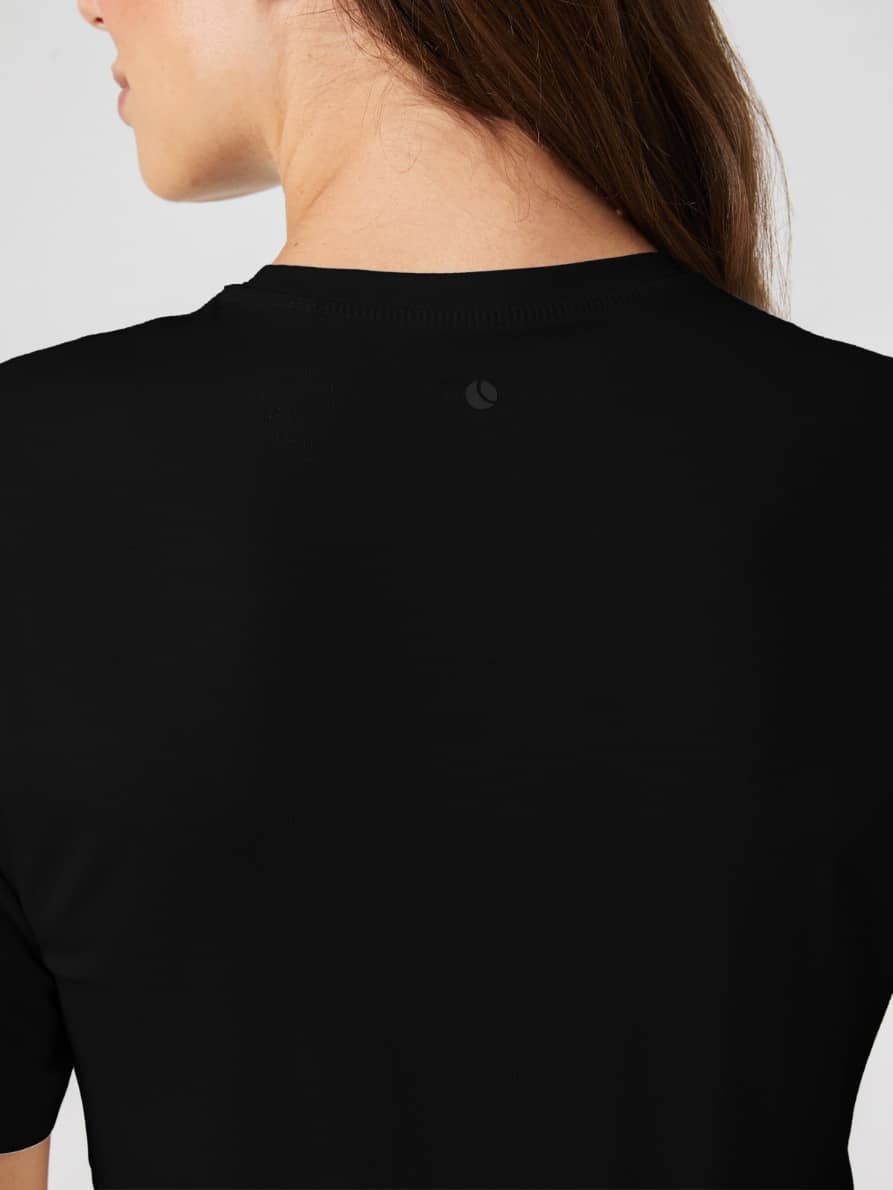 Studio Soft T-Shirt in Black Beauty (Zwart) van modal voor training met ton-sur-ton logo in gedetailleerd achteraanzicht. - Image 6