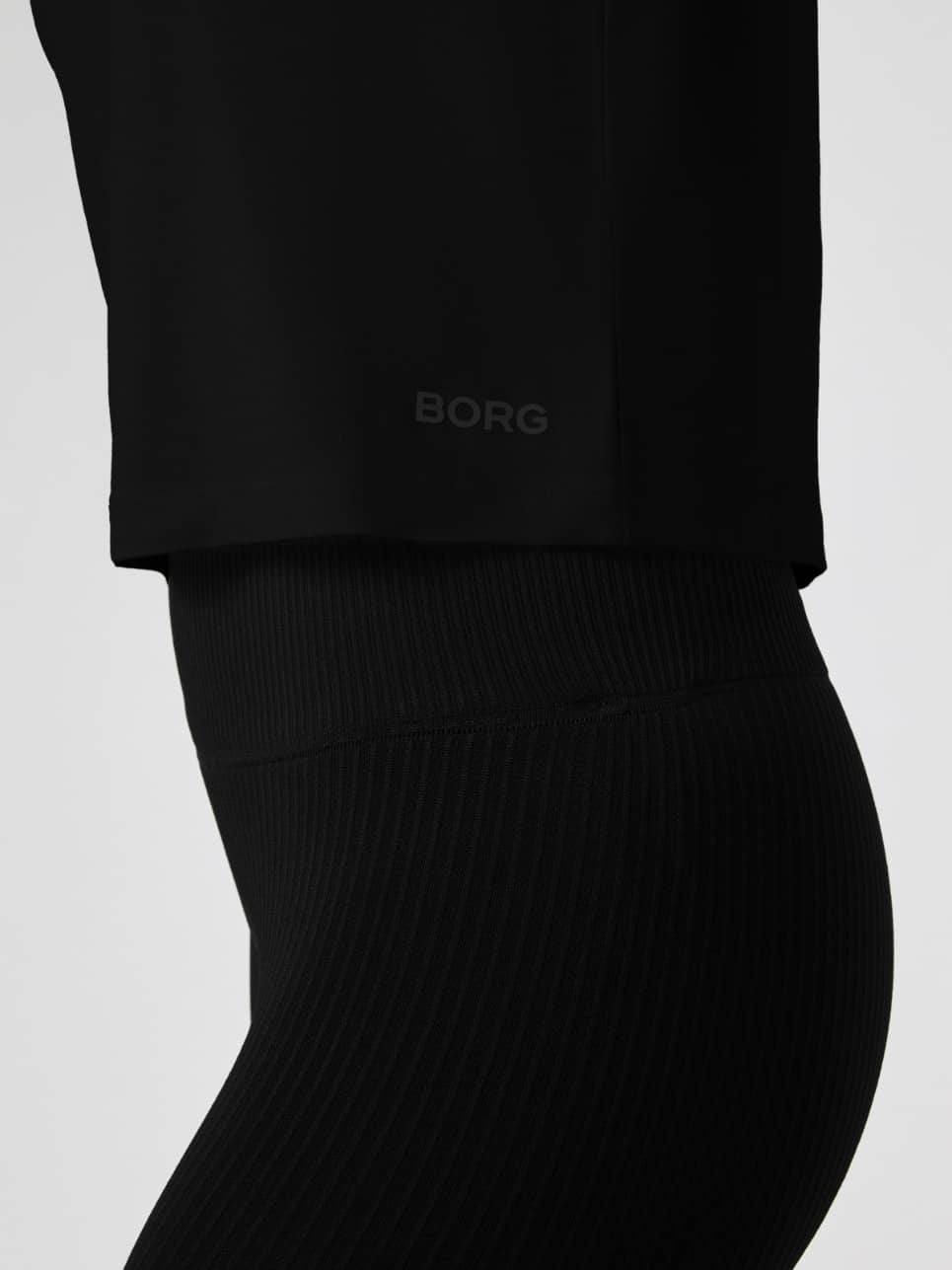 Studio Soft T-Shirt in Black Beauty (Zwart) met tonaal BORG-logo en cropped fit voor training in zijaanzicht. - Image 4
