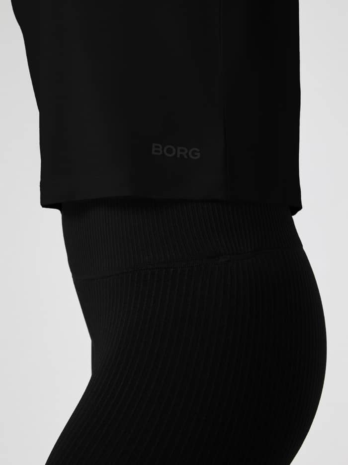 Studio Soft T-Shirt in Black Beauty (Zwart) met tonaal BORG-logo en cropped fit voor training in zijaanzicht. - Image 4