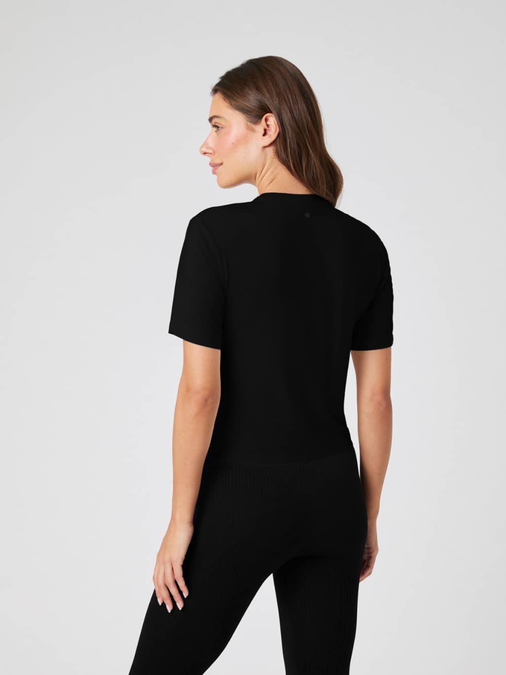 Björn Borg Studio Soft T-Shirt in Black Beauty (Zwart) voor dames, een stijlvolle trainingstop getoond in achteraanzicht. - Image 2