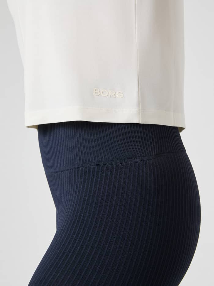 Zijaanzicht van het Studio Soft T-Shirt in Tofu (Wit) met tonaal BORG-logo en een flexibele pasvorm voor training. - Image 5