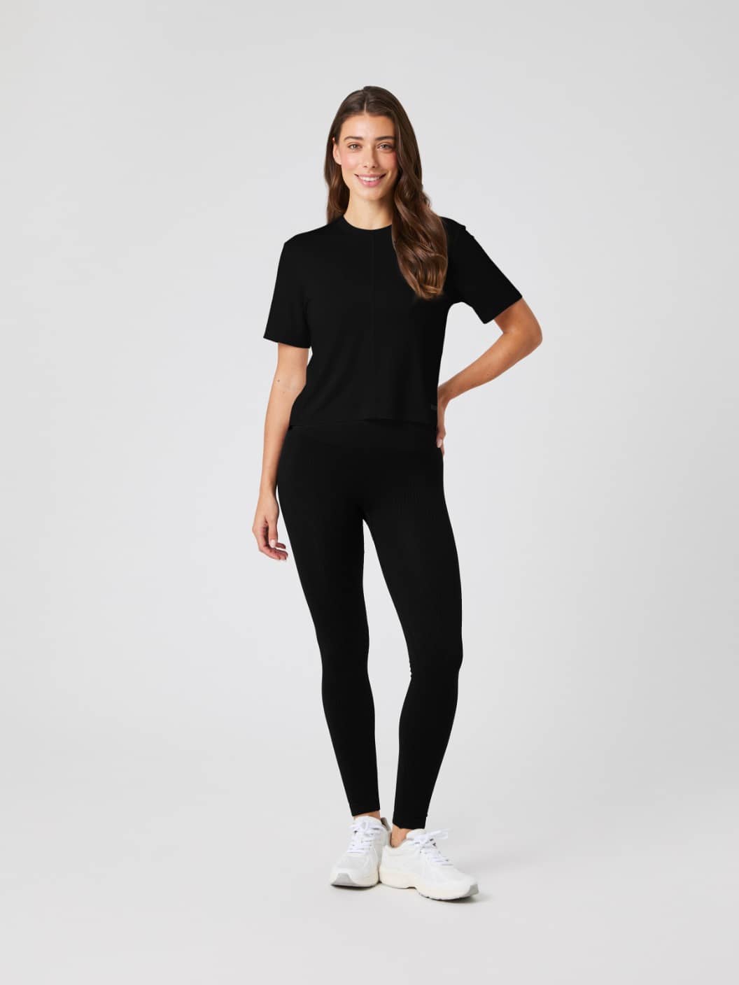 Studio Soft T-Shirt in Black Beauty (Zwart) voor training met een cropped fit, getoond in vooraanzicht. - Image 3