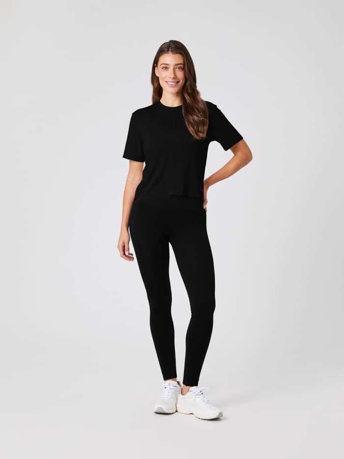Studio Soft T-Shirt in Black Beauty (Zwart) voor training met een cropped fit, getoond in vooraanzicht. - Image 3