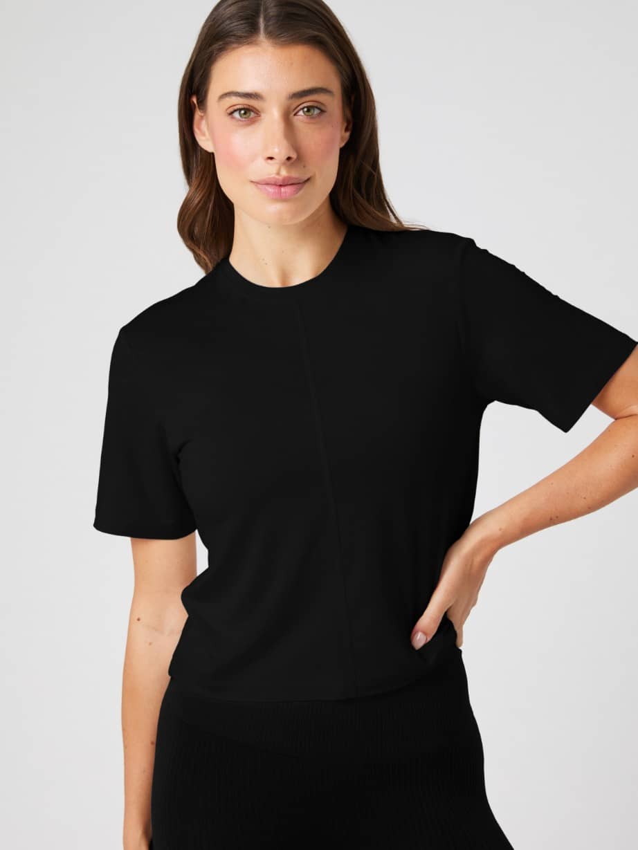 Studio Soft T-Shirt in Black Beauty (Zwart), een zachte cropped trainingstop met een stijlvolle pasvorm in vooraanzicht. - Image 5