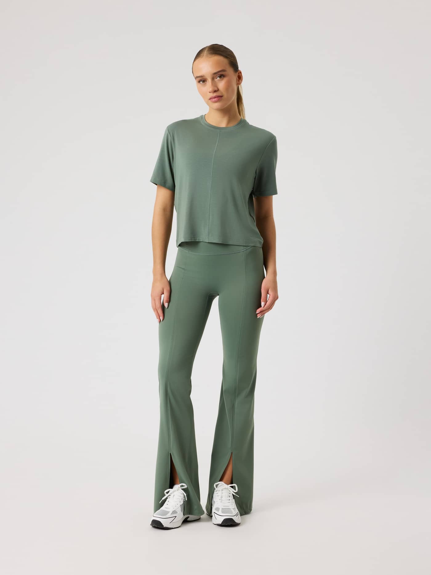 Studio Soft T-Shirt in Agave Green (Groen) met een stijlvolle trainingsfit voor dames, getoond in vooraanzicht. - Image 3