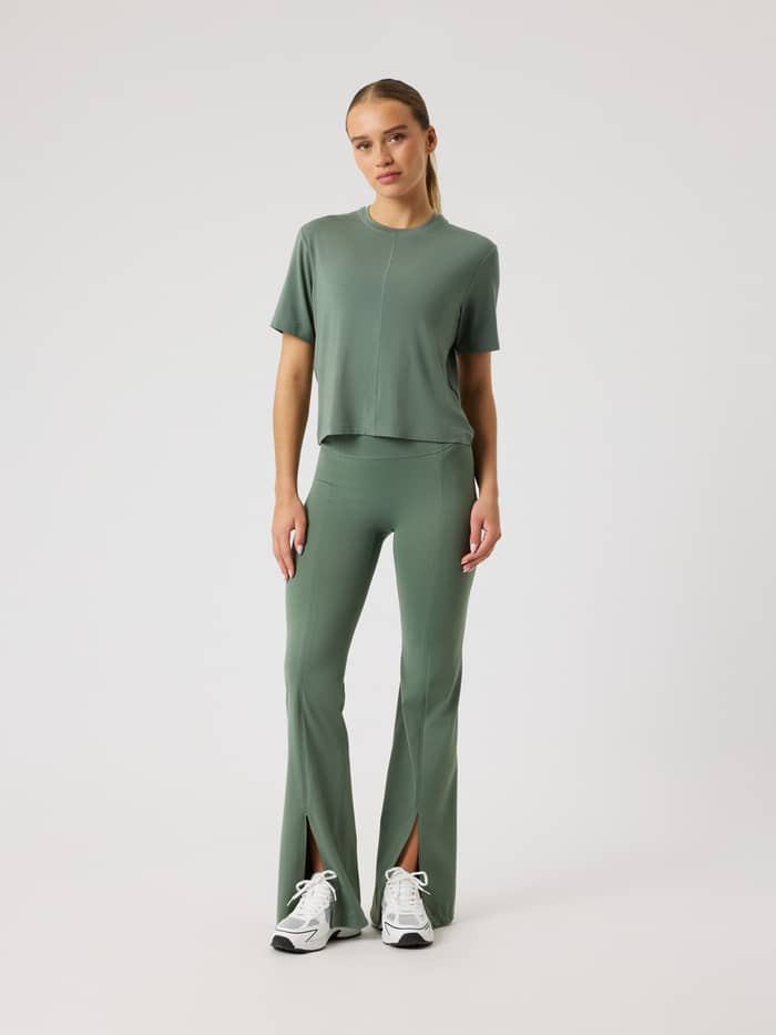 Studio Soft T-Shirt in Agave Green (Groen) met een stijlvolle trainingsfit voor dames, getoond in vooraanzicht. - Image 3