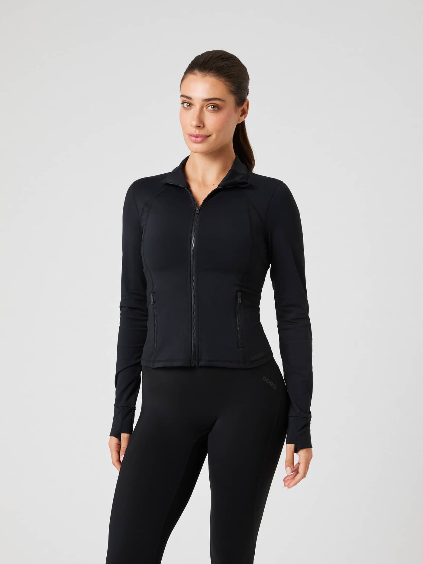 Vue de face d'une femme en Borg Soft Zip Midlayer ajusté Black Beauty (Noir) alliant style et training. - Image 2