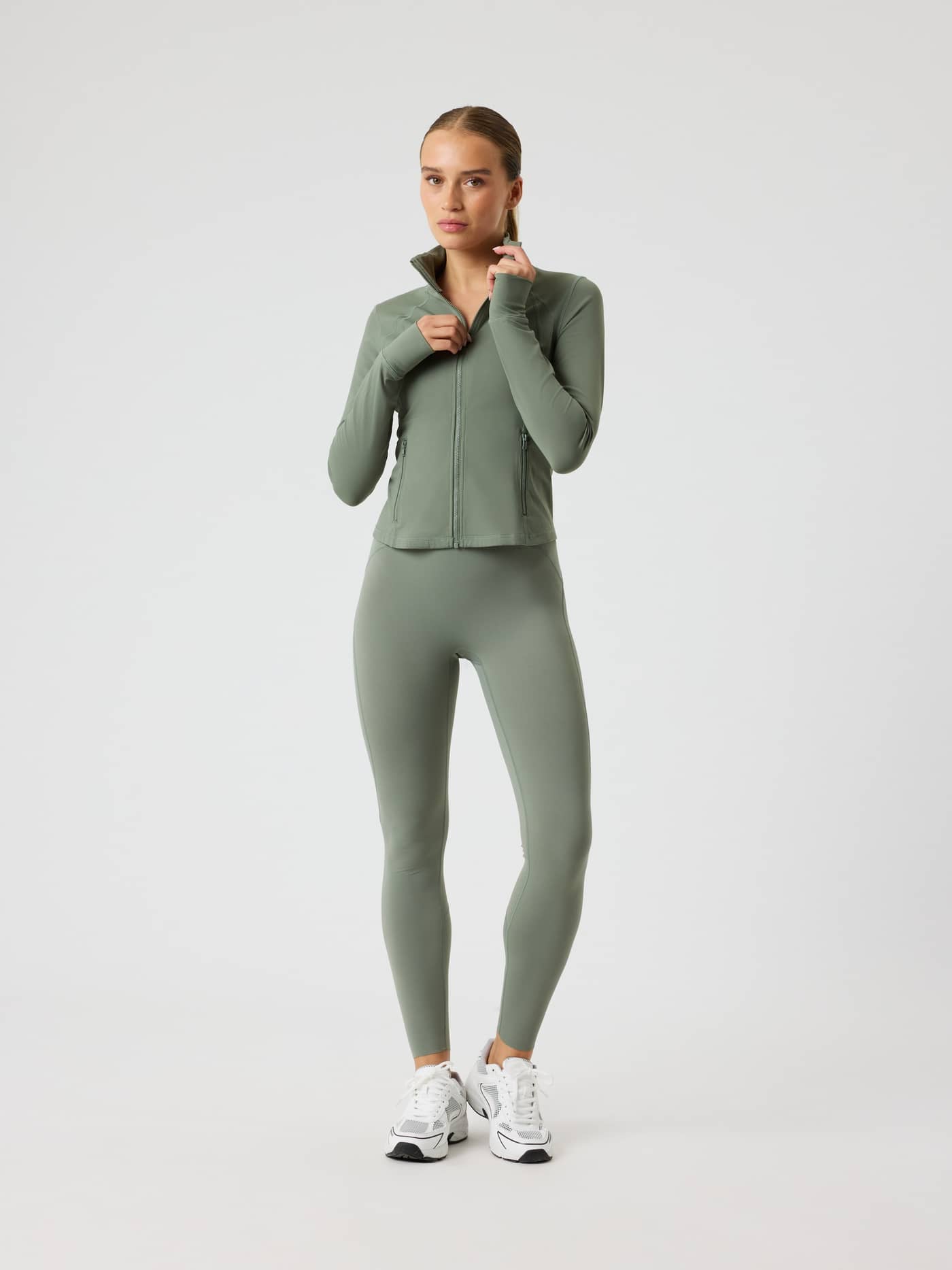 Borg Soft Zip Midlayer i Agave Green (Grøn) set forfra med en slim fit-pasform ideel til træning. - Image 3