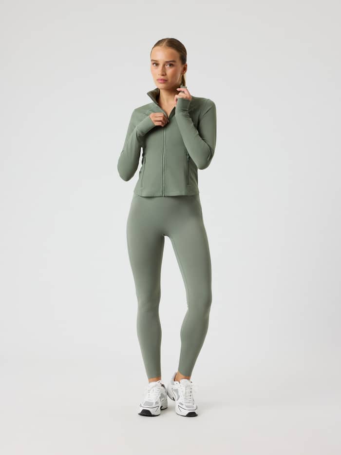Vorderansicht eines Models im Borg Soft Zip Midlayer in Agave Green (Grün) mit schmalem Fit für das Training. - Image 3