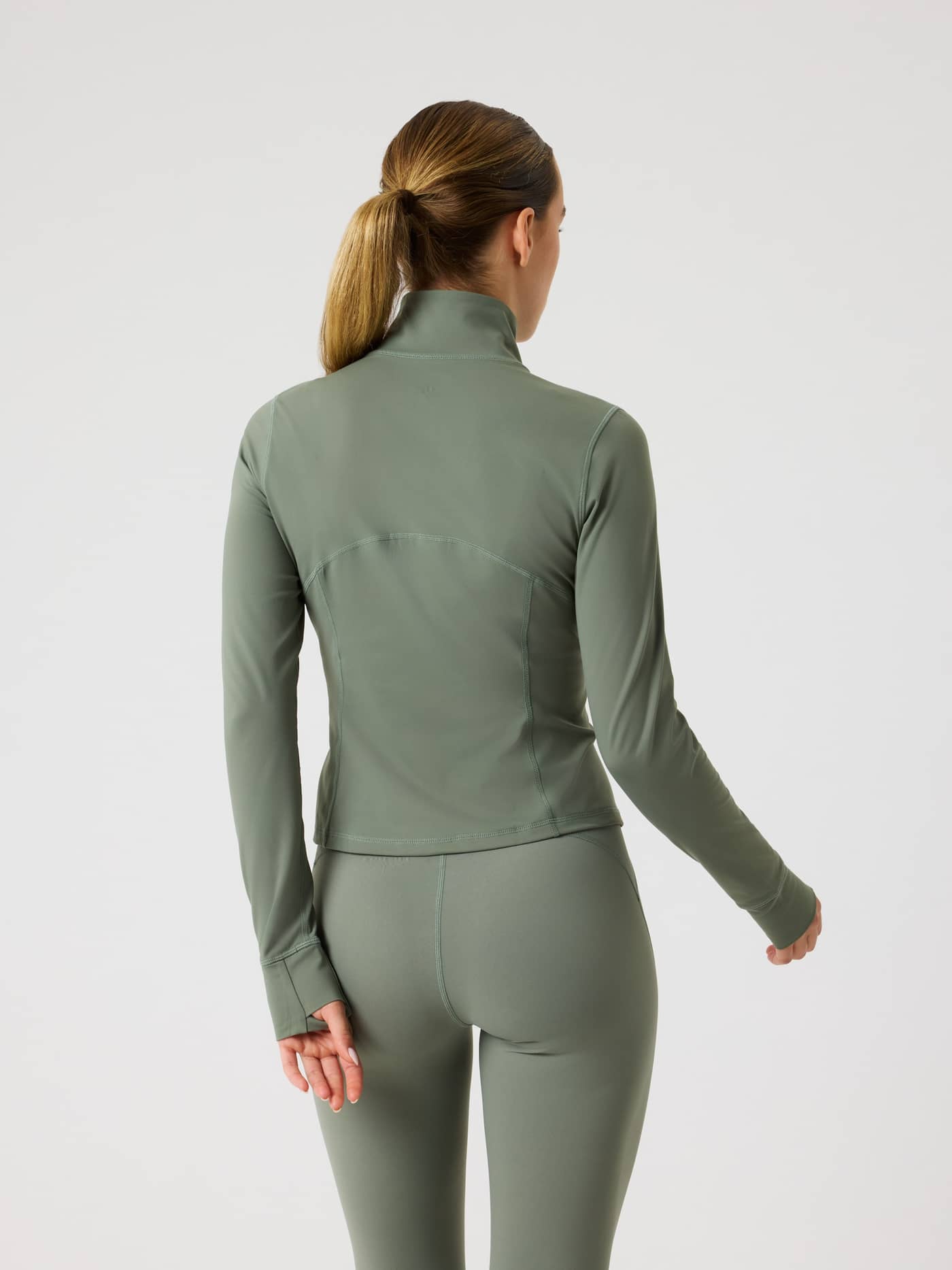 Borg Soft Zip Midlayer i Agave Green (Grøn) set bagfra med en slim fit pasform og mock neck ideel til træning. - Image 4