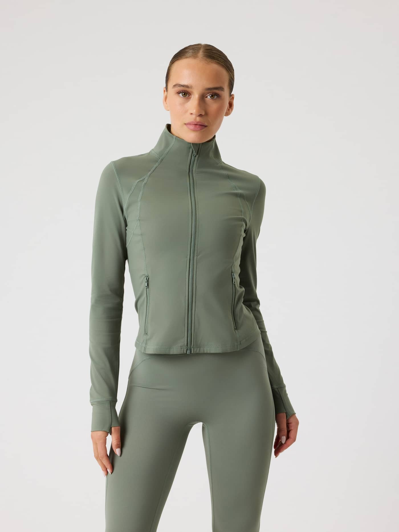 Borg Soft Zip Midlayer i Agave Green (Grøn) set forfra med en stilfuld slim fit-pasform til træning. - Image 2
