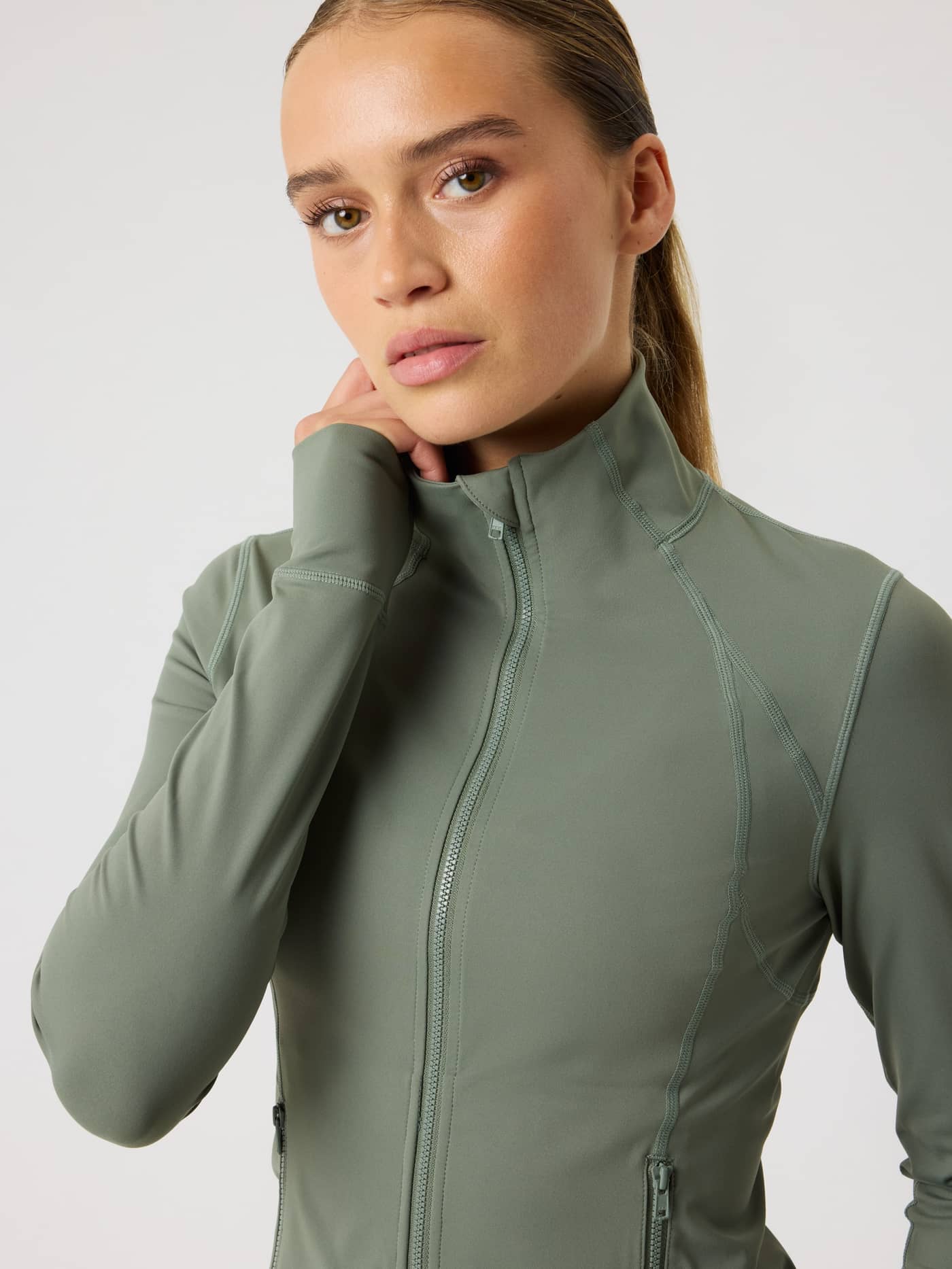 Borg Soft Zip Midlayer i Agave Green (Grøn) set forfra på en model med slim fit til stilfuld træning. - Image 1