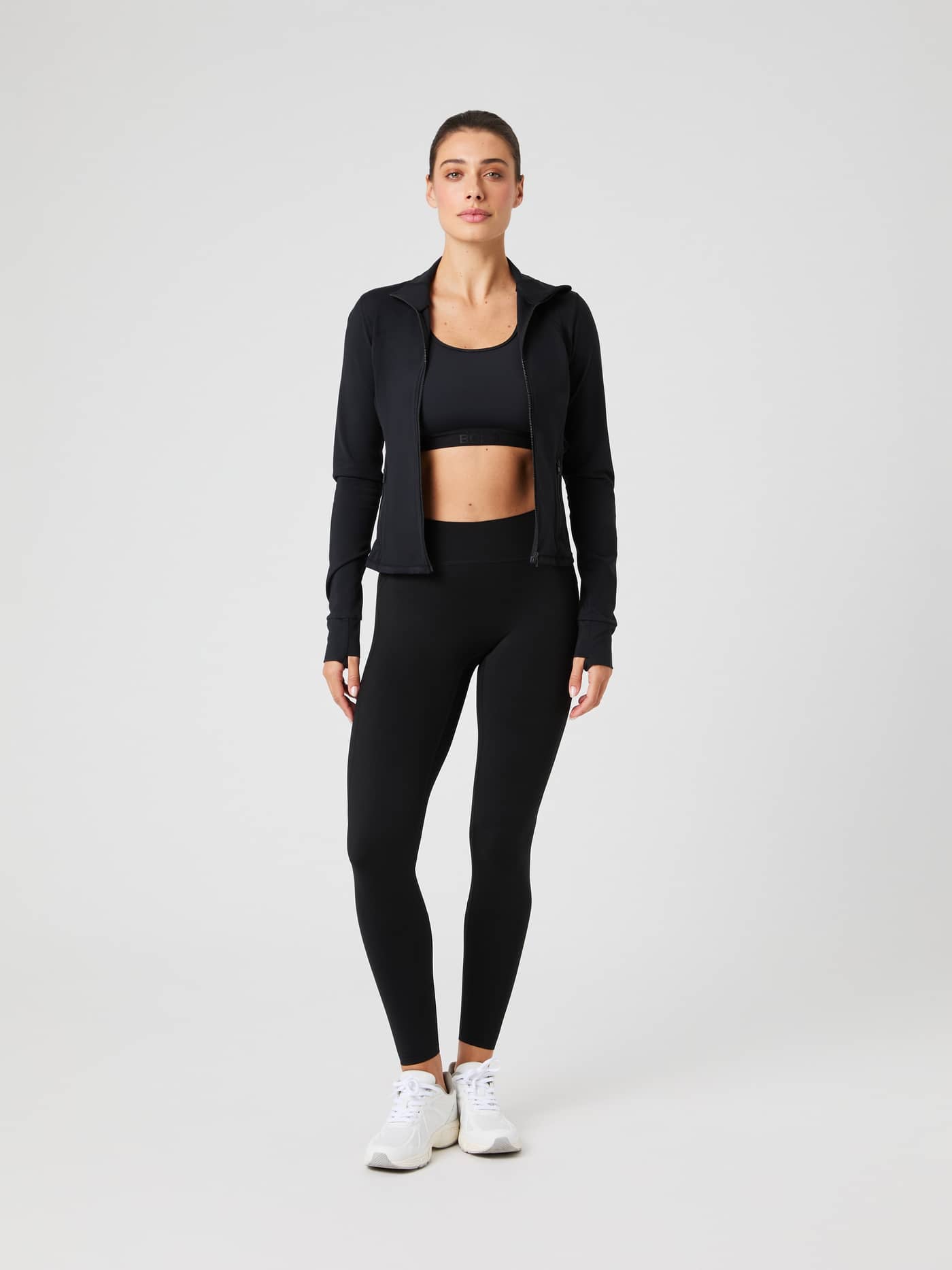 Vue de face d'un mannequin portant le Borg Soft Zip Midlayer en Black Beauty (Noir) à coupe ajustée pour l'entraînement. - Image 4
