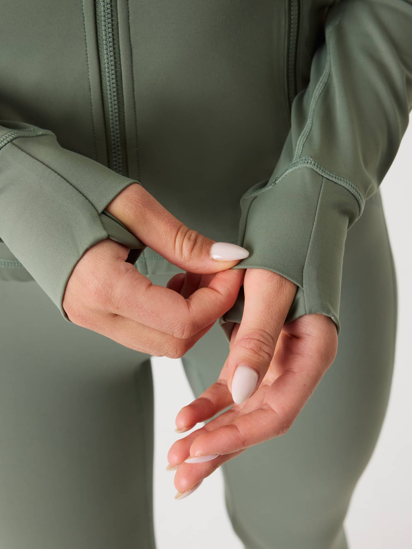 Nærbillede af Borg Soft Zip Midlayer i Agave Green (Grøn) med funktionelle tommelfingerhuller til træning. - Image 5
