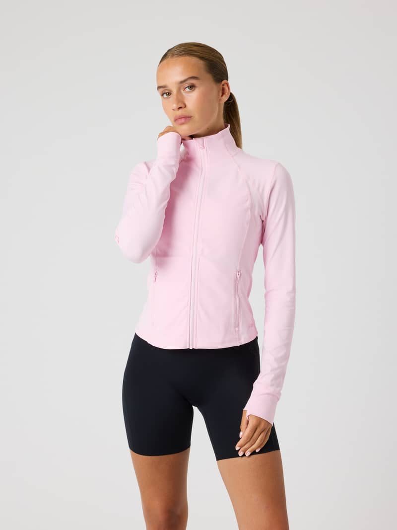Vorderansicht eines Models im Borg Soft Zip Midlayer in Pink Lady (Rosa) für Training mit schmeichelhafter Passform. - Image 2
