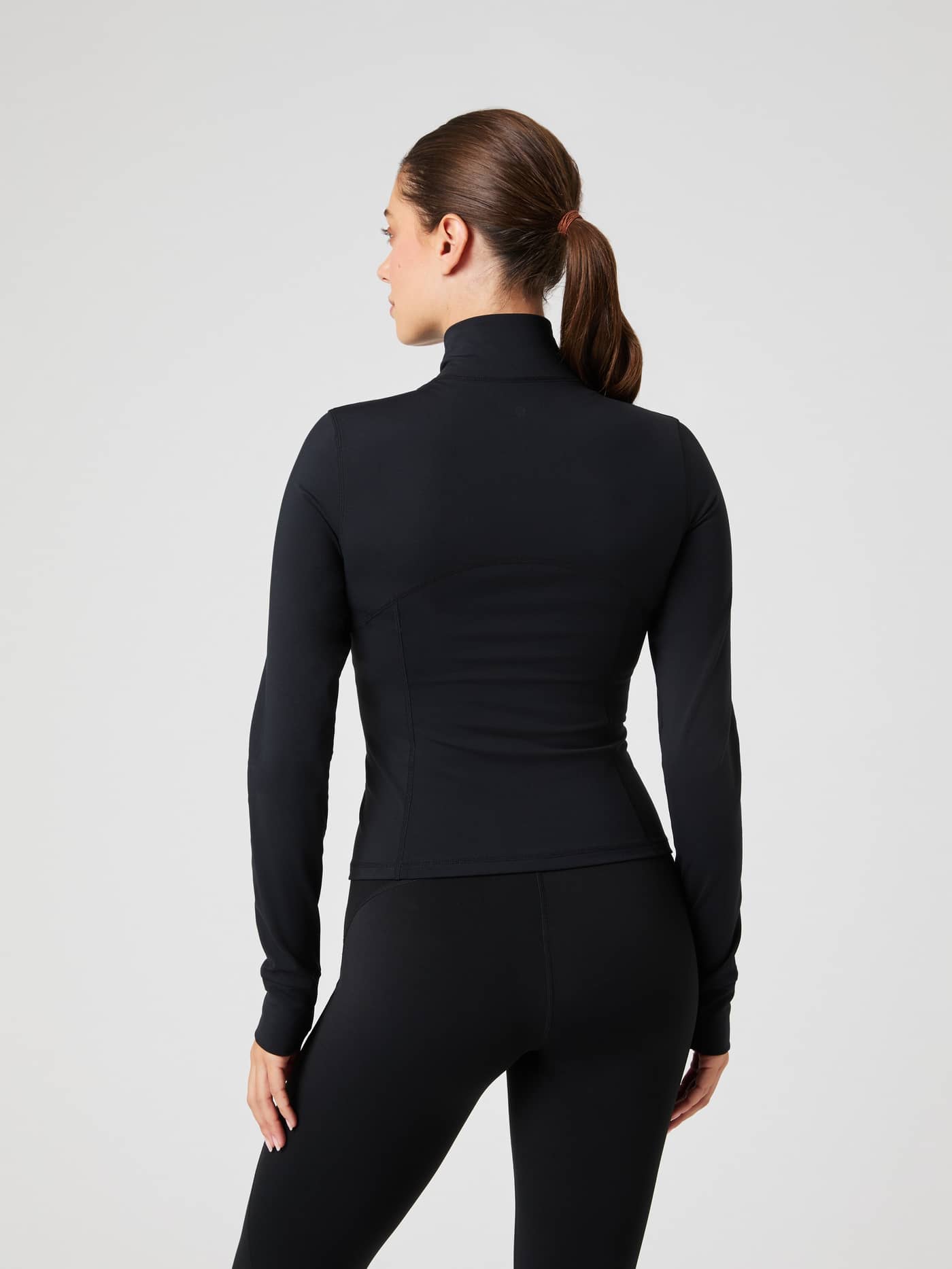 Vue de dos du Borg Soft Zip Midlayer en Black Beauty (Noir), coupe ajustée pour l'entraînement avec logo ton sur ton. - Image 3