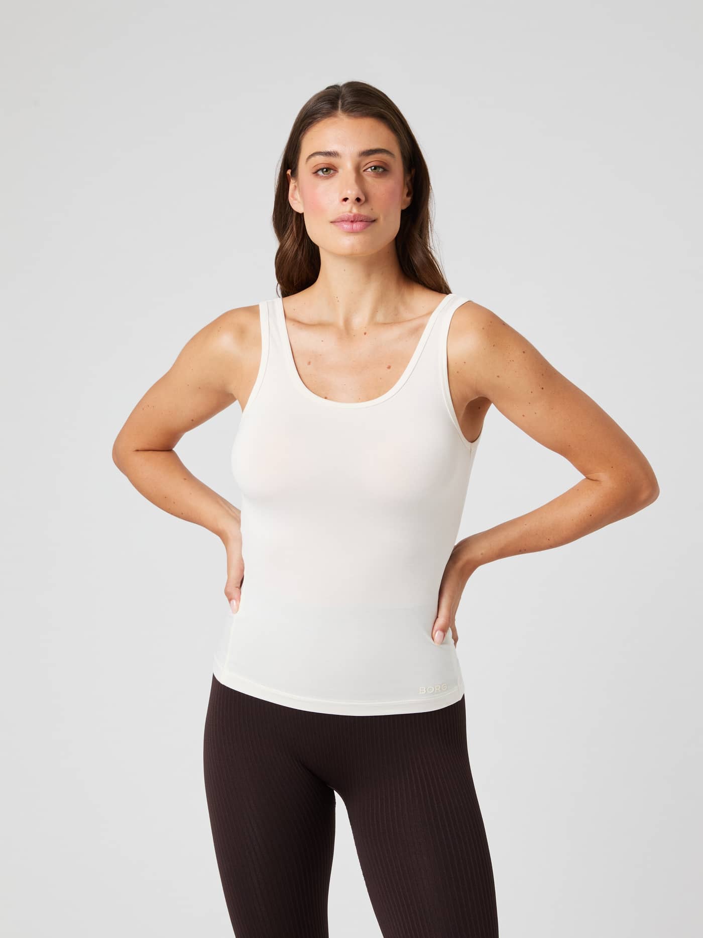 Vue de face d'un mannequin portant le Studio Deep Back Tank Top en Tofu (Blanc) en modal doux pour l'entraînement. - Image 2