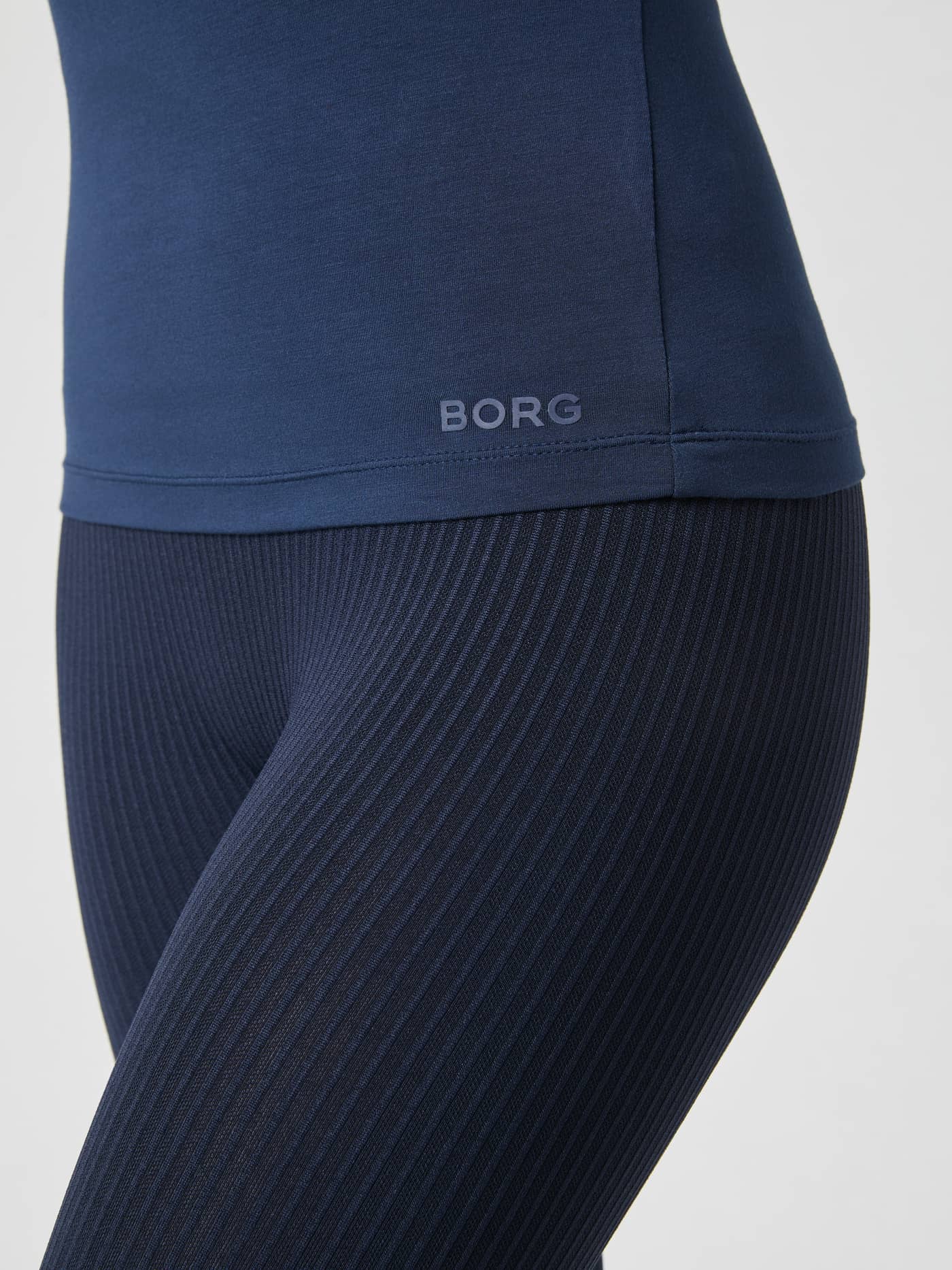 Gros plan du Studio Deep Back Tank Top pour femme en modal Outerspace (Marine) avec logo BORG ton sur ton d'entraînement. - Image 5
