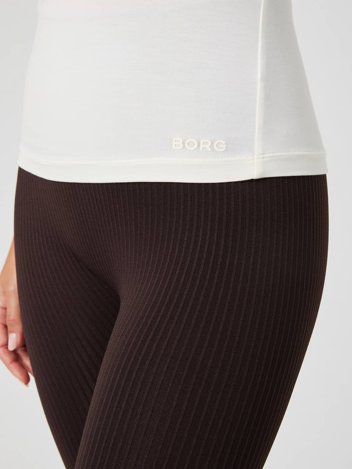 Gros plan du Studio Deep Back Tank Top en Tofu (Blanc) avec logo BORG ton sur ton pour l'entraînement. - Image 5