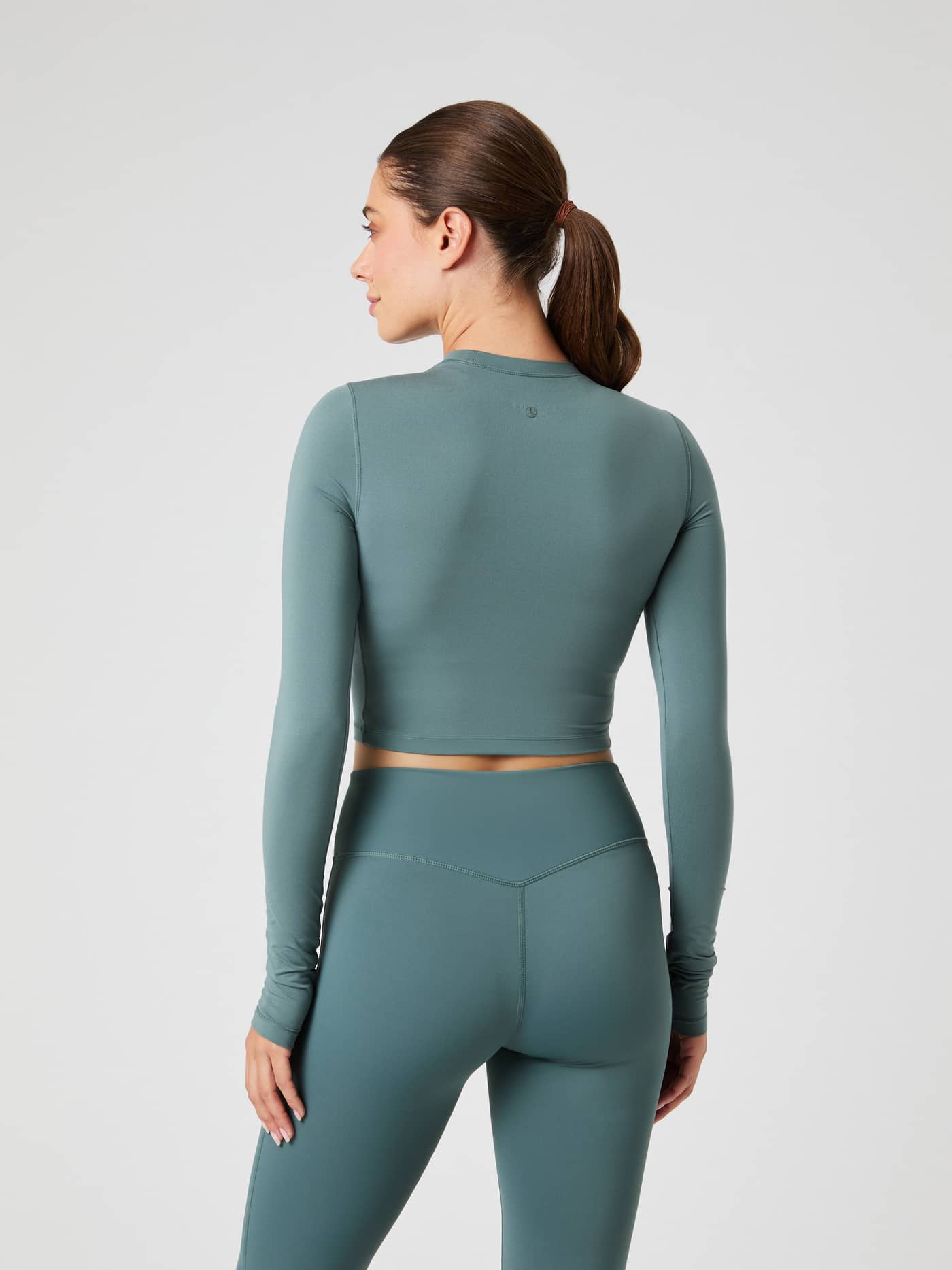 Studio Soft Cropped Longsleeve in Balsam Green (Groen) met een stijlvolle pasvorm voor training in achteraanzicht. - Image 3