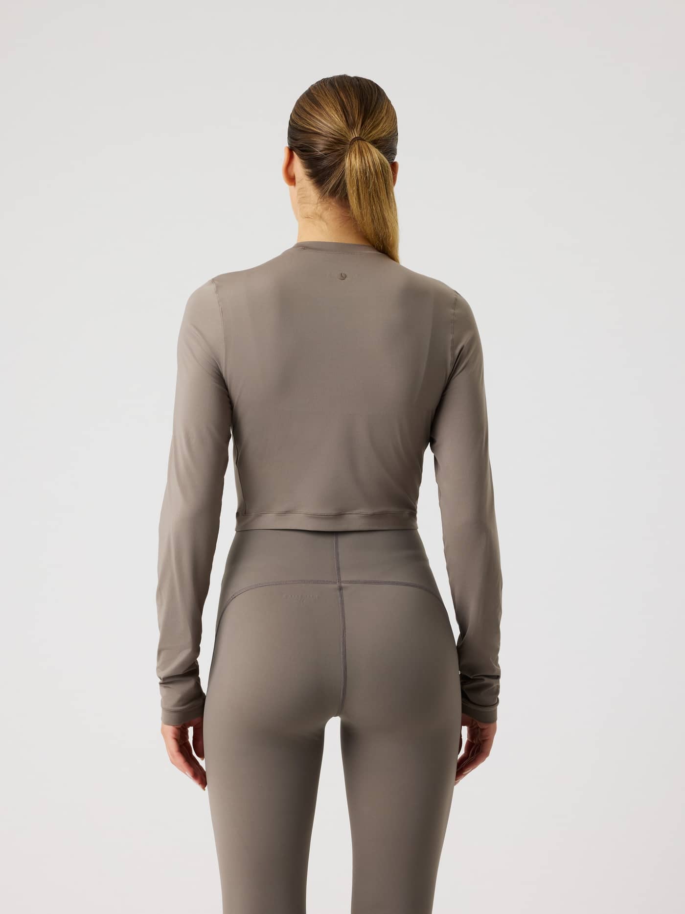 Vue de dos du Studio Soft Cropped Longsleeve Falcon (Marron), idéal pour le style et l'entraînement. - Image 2