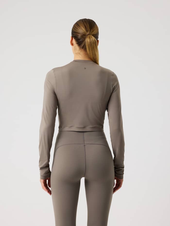 Studio Soft Cropped Longsleeve in Falcon (Bruin) in achteraanzicht met een stijlvolle pasvorm voor training. - Image 2