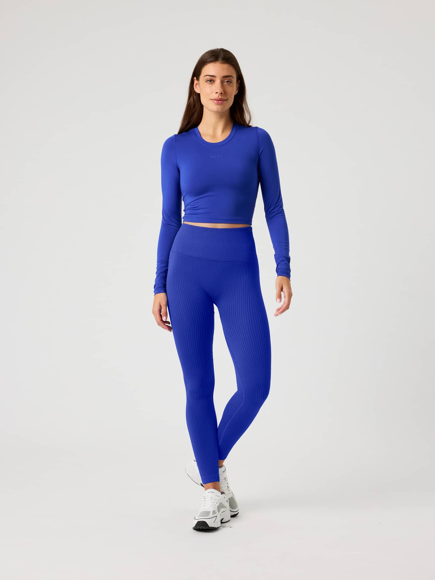 Studio Soft Cropped Longsleeve in Clematis Blue (Blauw) met een stijlvolle pasvorm voor training in vooraanzicht. - Image 4