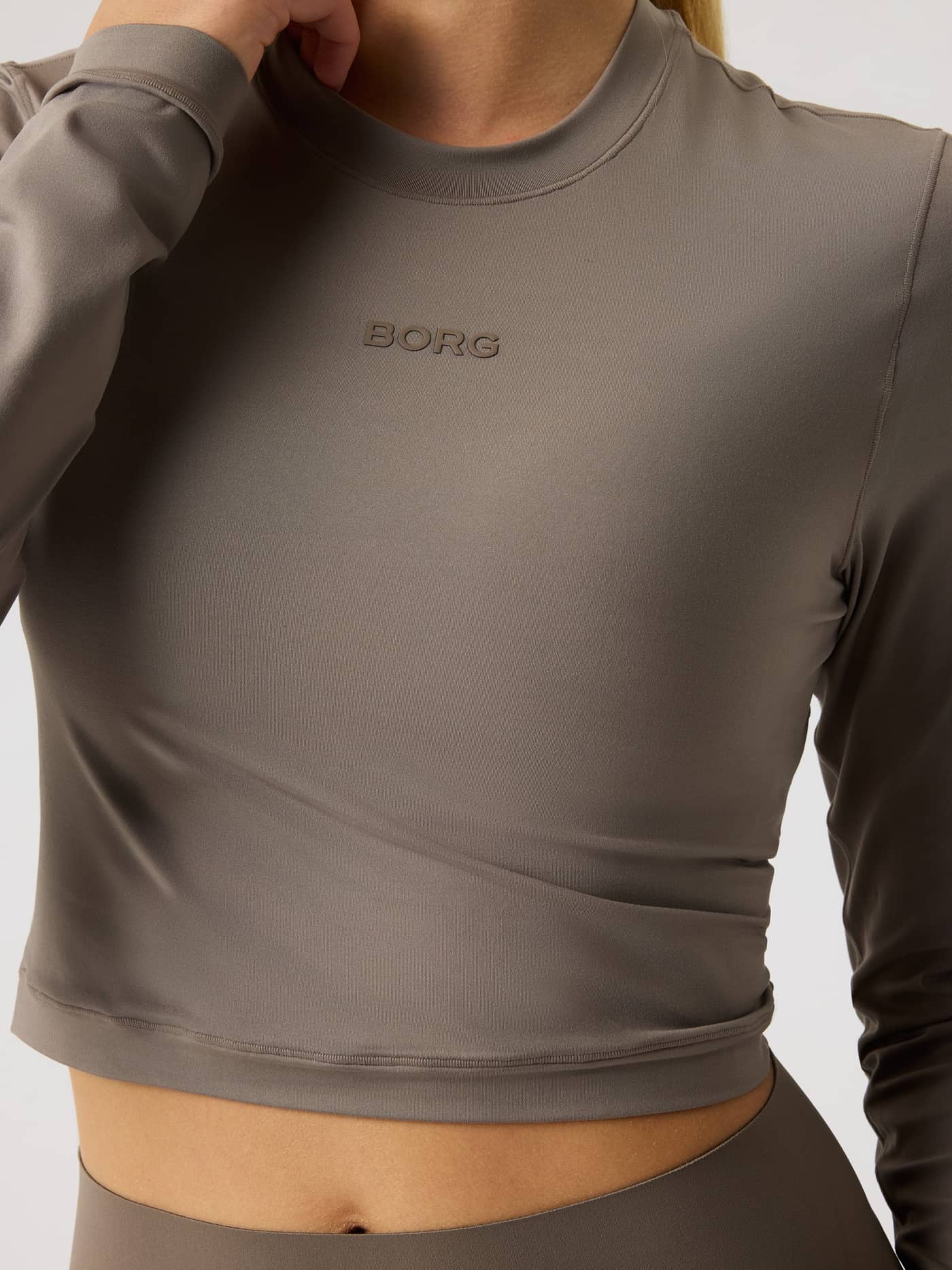 Gros plan du Studio Soft Cropped Longsleeve en Falcon (Marron) avec logo BORG ton sur ton pour l'entraînement. - Image 5