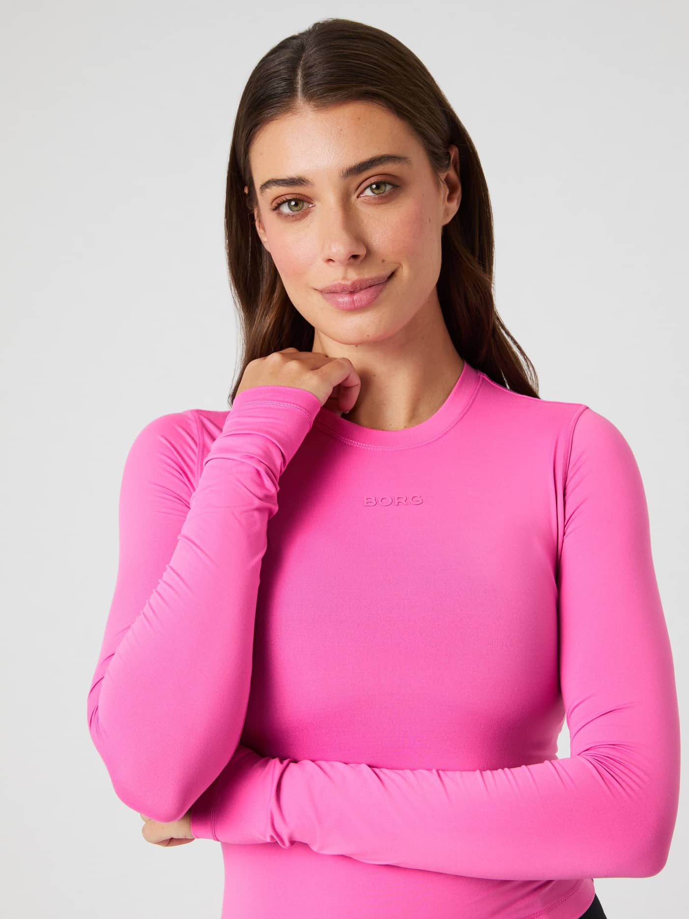Studio Soft Cropped Longsleeve in Ibis Rose (Roze) met roze logo in vooraanzicht, ideaal voor training. - Image 4