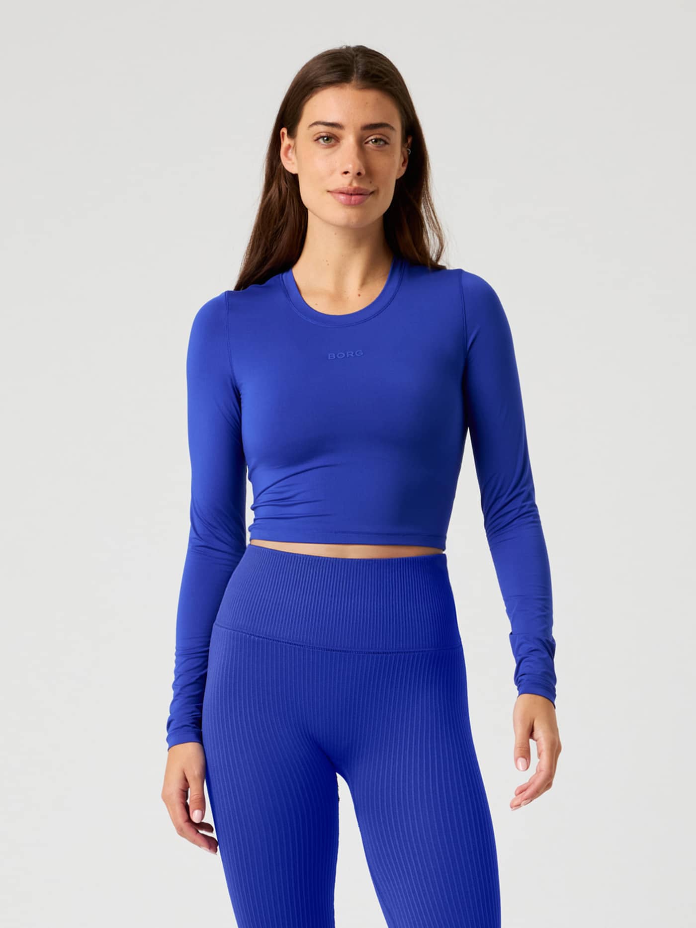 Studio Soft Cropped Longsleeve in Clematis Blue (Blauw) in vooraanzicht voor training met een stijlvolle pasvorm. - Image 2