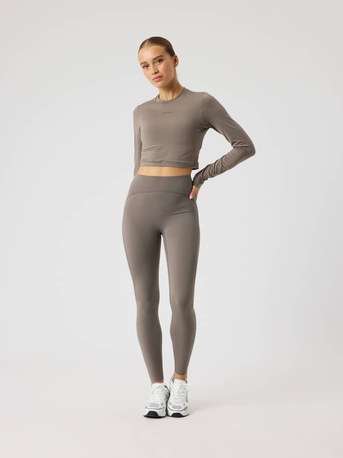 Studio Soft Cropped Longsleeve in Falcon (Bruin) met een stijlvolle pasvorm voor training en bijpassende legging. - Image 3