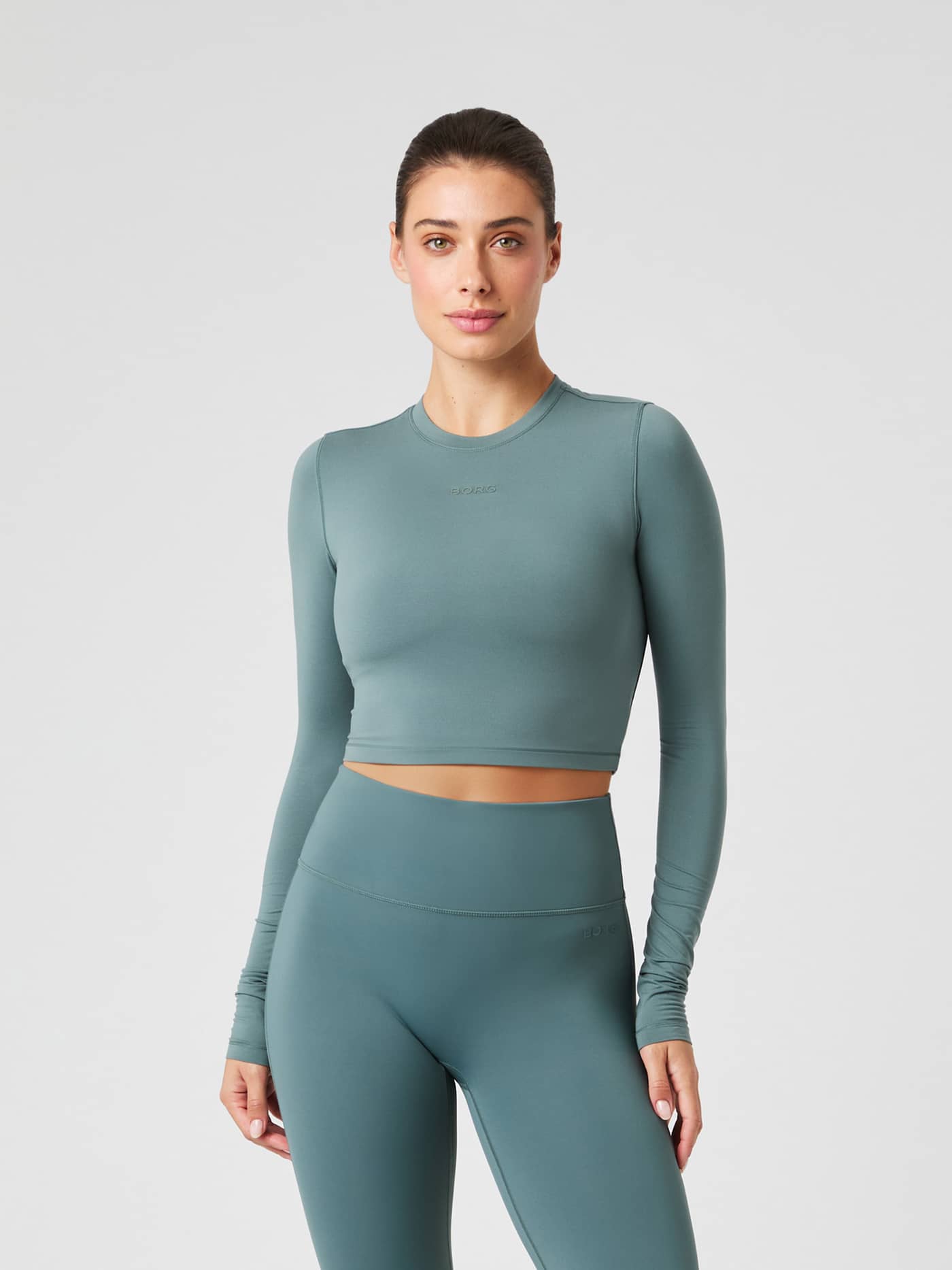 Studio Soft Cropped Longsleeve i Balsam Green (Grön) för dam sedd framifrån, för en stilfull passform vid träning. - Image 1
