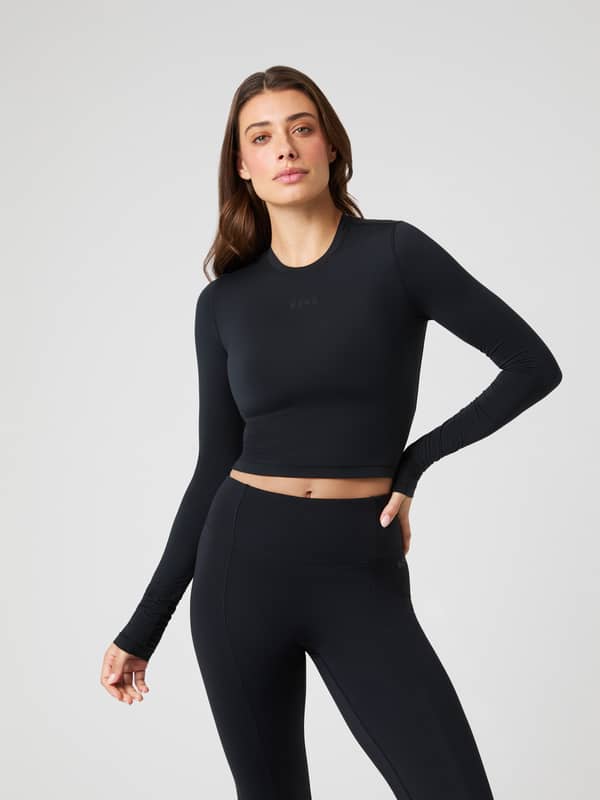 Front view of a woman wearing the Studio Soft Cropped Longsleeve in Black Beauty (Black) for a stylish training fit.