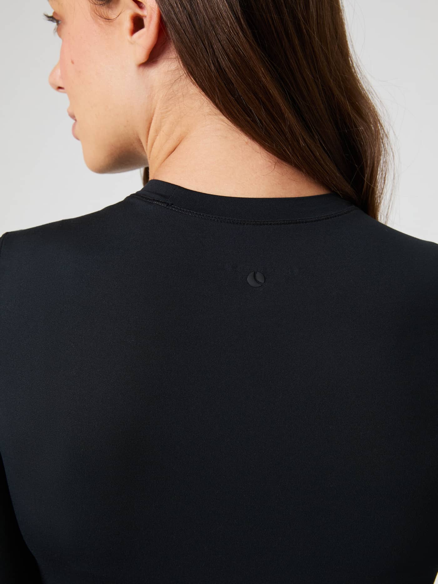 Studio Soft Cropped Longsleeve in Black Beauty (Zwart) met een subtiel logo detail en stijlvolle pasvorm voor training. - Image 6