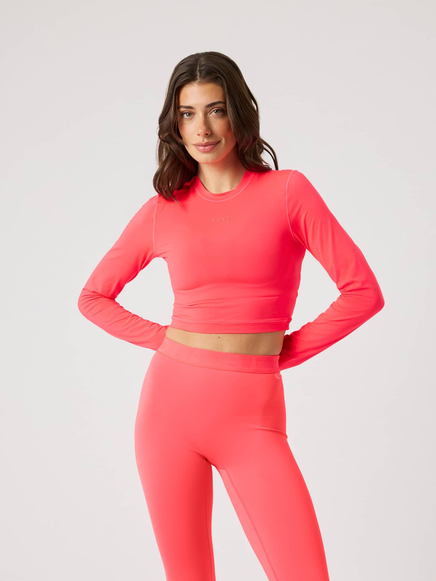 Studio Soft Cropped Longsleeve in Diva Pink (Roze) met roze logo en stijlvolle pasvorm, vooraanzicht voor training. - Image 2