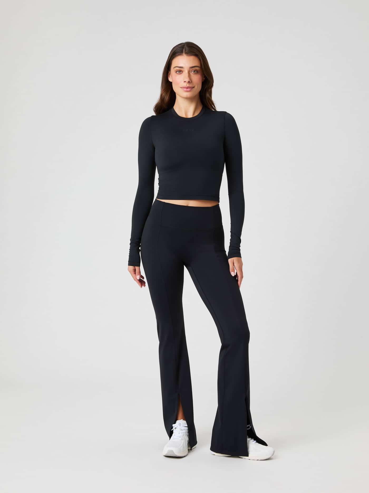 Studio Soft Cropped Longsleeve in Black Beauty (Zwart) met een tonaal logo en stijlvolle pasvorm voor training op een model. - Image 4
