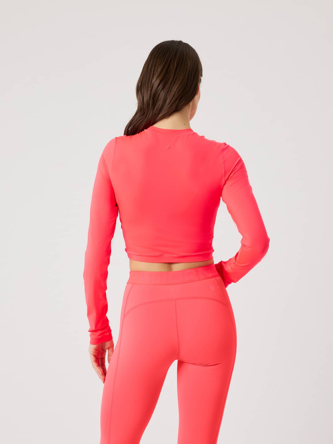 Studio Soft Cropped Longsleeve in Diva Pink (Roze) met tonaal logo in achteraanzicht voor een stijlvolle trainingsfit. - Image 3