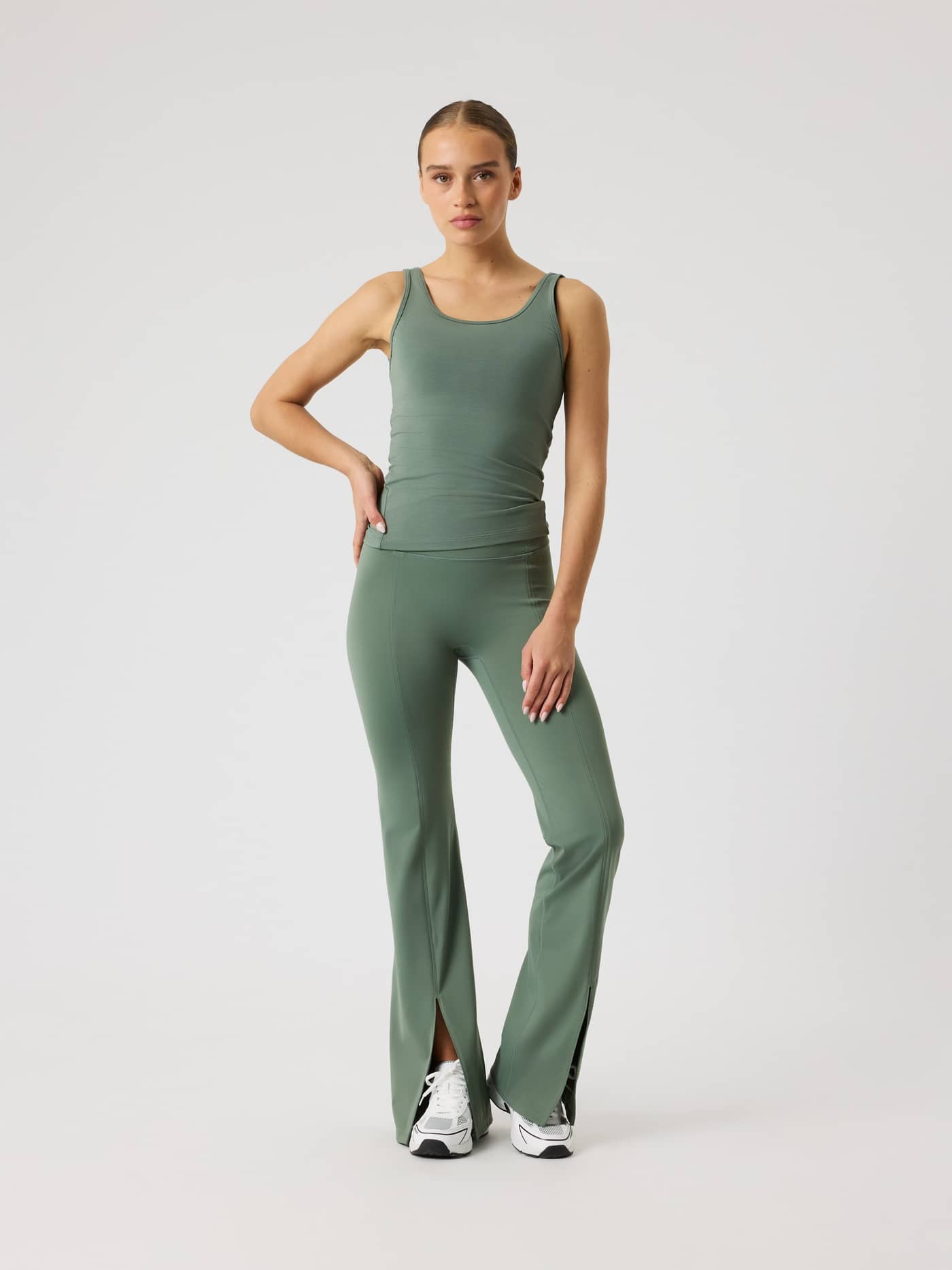 Björn Borg Studio Flared Slit Tights in Agave Green (Groen) voor training, getoond in een volledig vooraanzicht. - Image 3