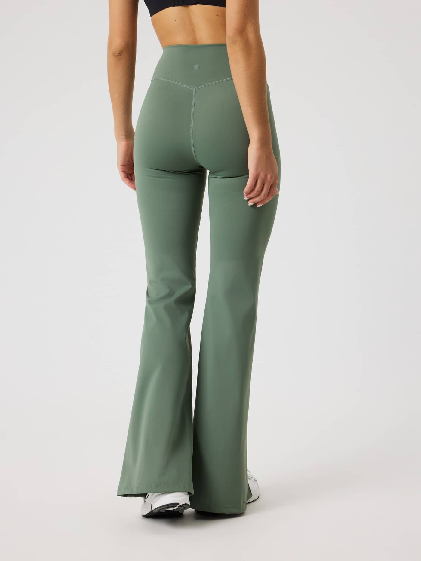 Studio Flared Slit Tights in Agave Green (Groen) voor dames in achteraanzicht met een stijlvolle pasvorm voor training. - Image 2
