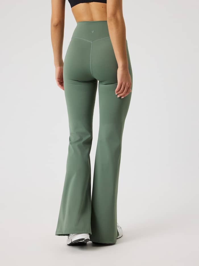 Rückansicht einer Frau in den Björn Borg Studio Flared Slit Tights in Agave Green (Grün) für das Training. - Image 2