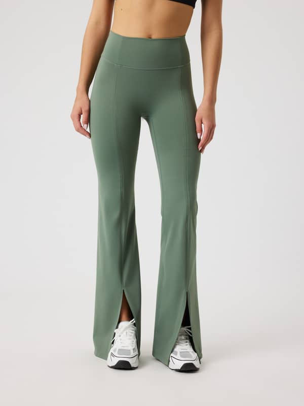 Studio Flared Slit Tights i Agave Green (Grön) för dam sedda framifrån med hög slits och utsvängd passform för träning.