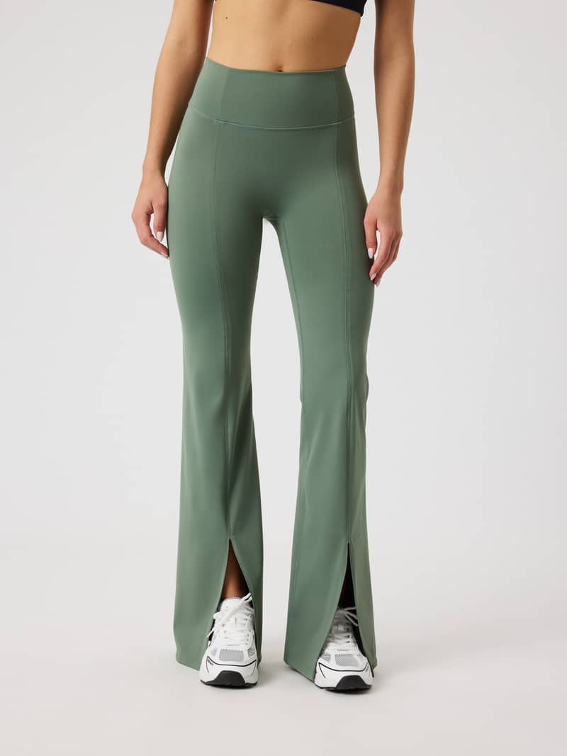 Studio Flared Slit Tights in Agave Green (Groen) met hoge splitten en een uitlopende pasvorm voor training in vooraanzicht.
