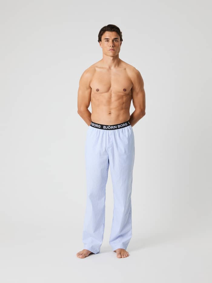 Vista frontal de hombre con Björn Borg Core Woven Logo Pyjama Pants a rayas en Fresh Stripe 1 (Azul) de algodón orgánico.
