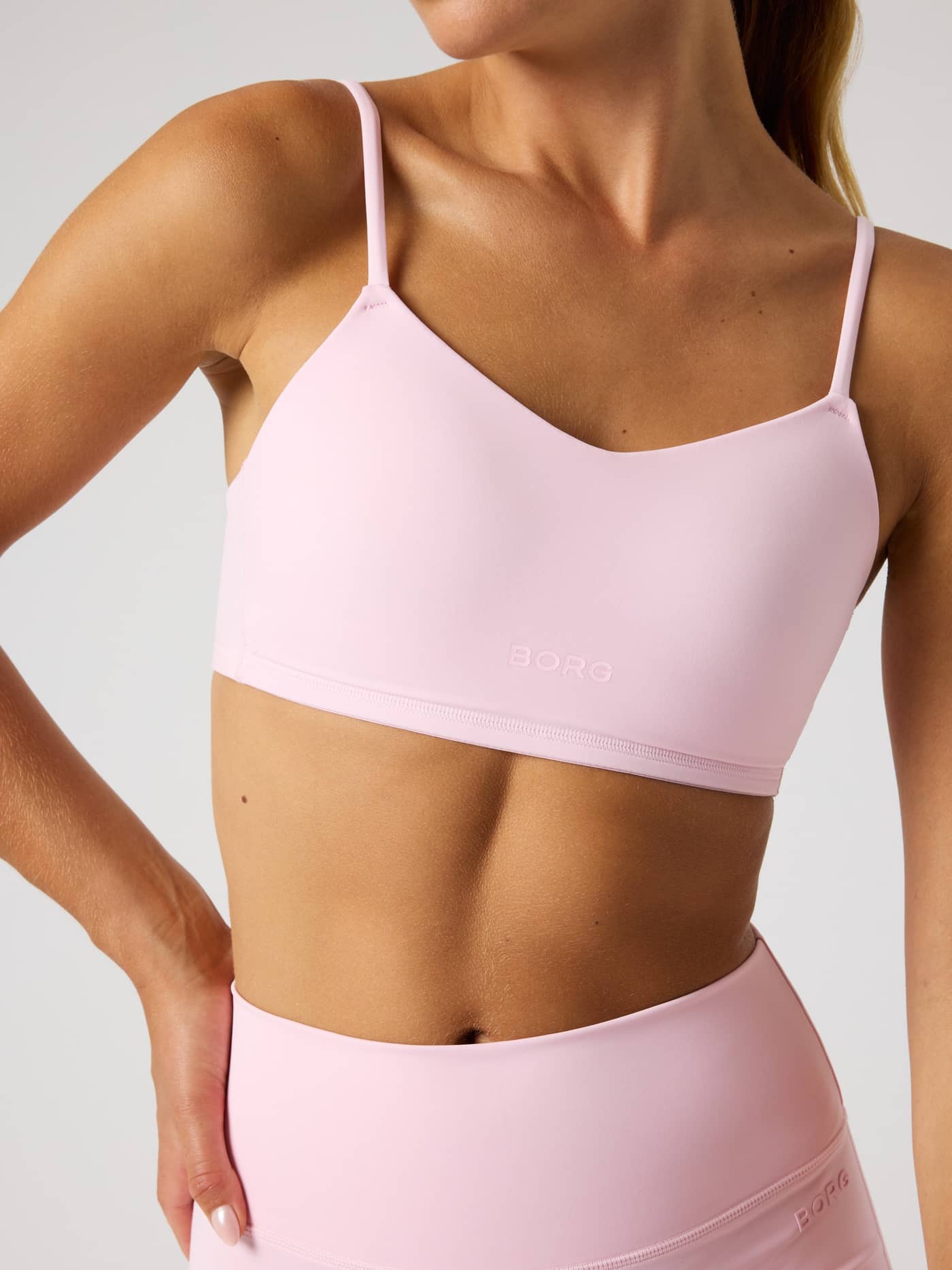 Vorderansicht eines Models im Björn Borg Studio Soft Padded Bra in Pink Lady (Rosa) mit Ton-in-Ton-Logo fürs Training. - Image 5