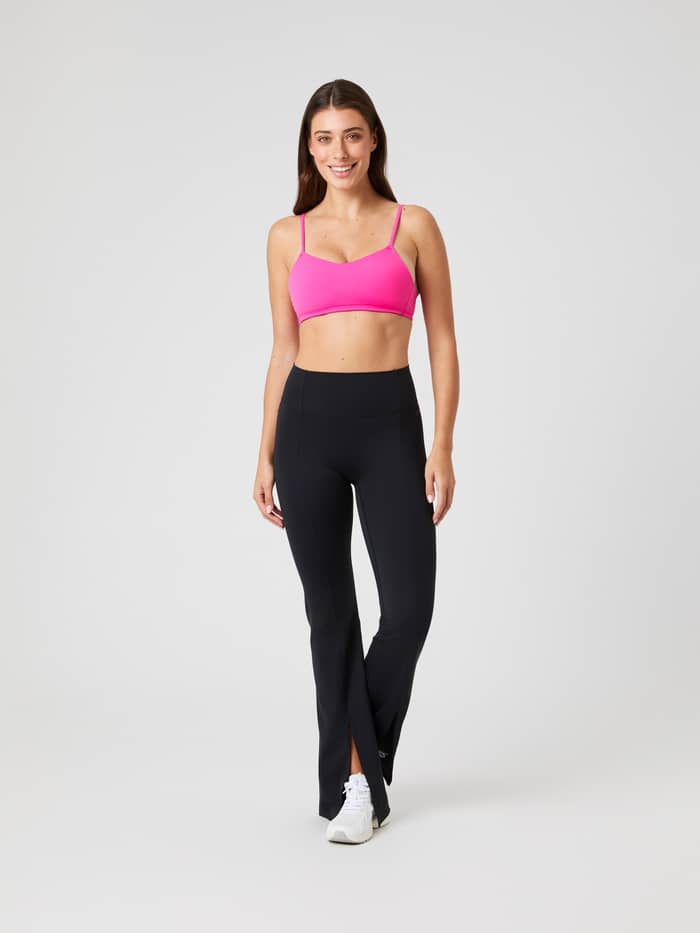 Modell i helfigur framifrån i Studio Soft Padded Bra i rosa med stilren passform för träning. - Image 3