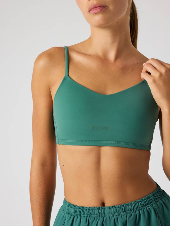 Studio Soft Padded Bra i Mallard Green (Grön) sedd framifrån i närbild med grön logotyp för stilren passform vid träning. - Image 5